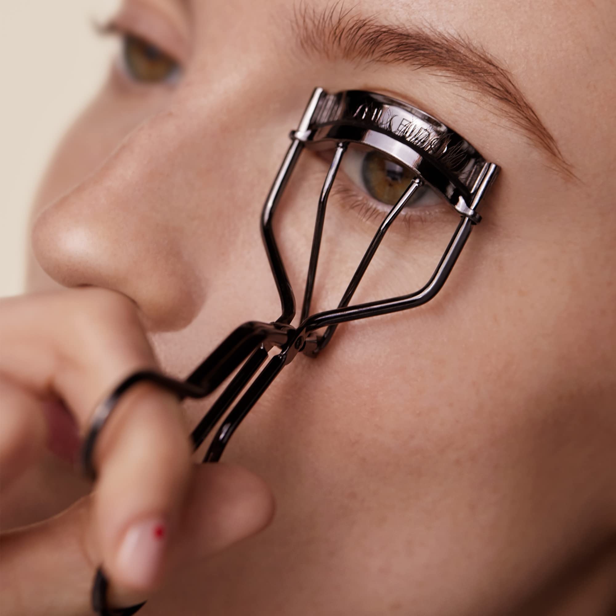 Shiseido Eyelash Curler - Crimps & Curls Lashes for Perfect, Eye-Framing Fringe - Gentle & Safe - Includes Replacement Pad ShiseidoAu supplements