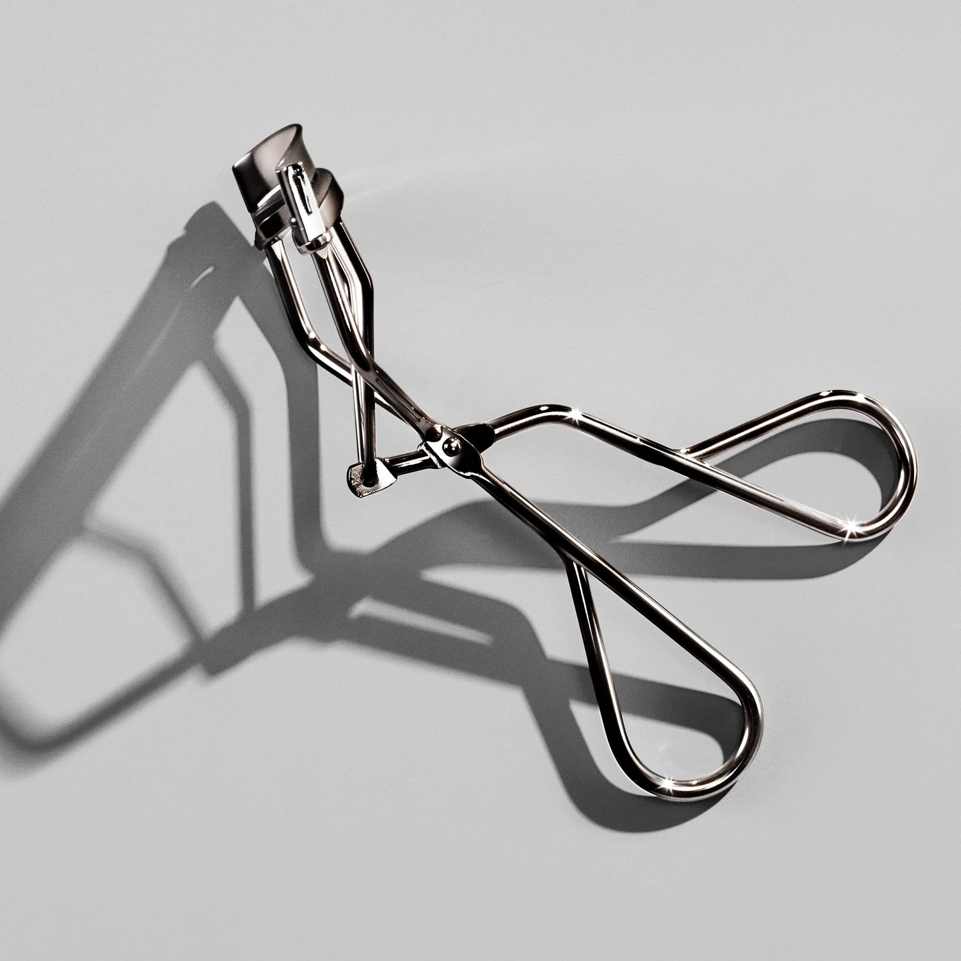 Shiseido Eyelash Curler - Crimps & Curls Lashes for Perfect, Eye-Framing Fringe - Gentle & Safe - Includes Replacement Pad ShiseidoAu supplements