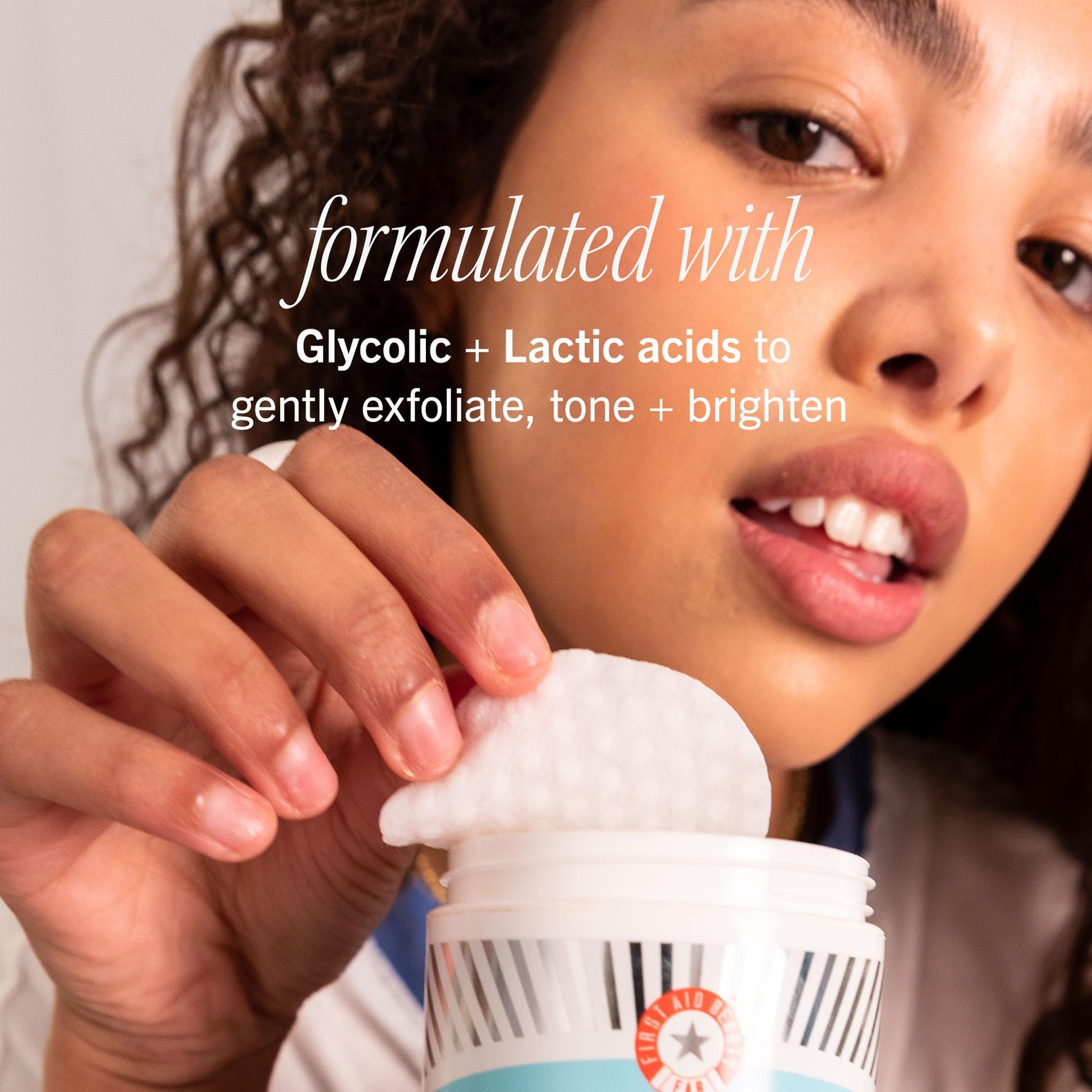 First Aid Beauty - Facial Radiance Pads with Glycolic & Lactic Acids, Daily Exfoliating Pads with AHA, Visibly Smaller Pores, Help Tone & Brighten Skin, One-Step Makeup Prep, Compostable, 28 First Aid BeautyAu supplements